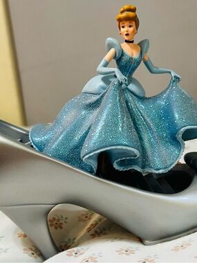 Disney Showcase Figurine Disney100 Cinderella and her Slipper